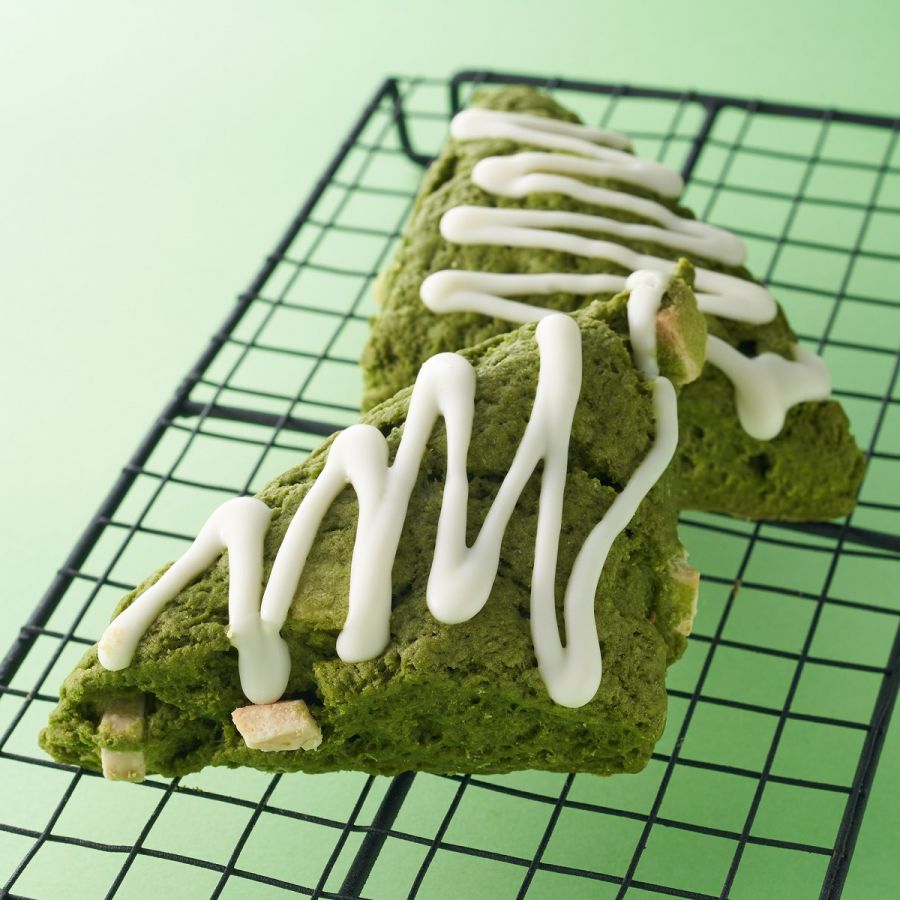 「抹茶ホワイトチョコスコーン」294円（持ち帰り）、300円（店内利用）