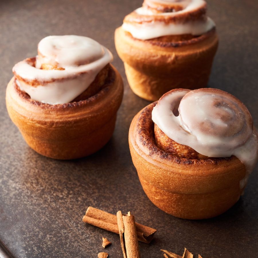 「シナモンロール」348円（持ち帰り）、355円（店内利用）