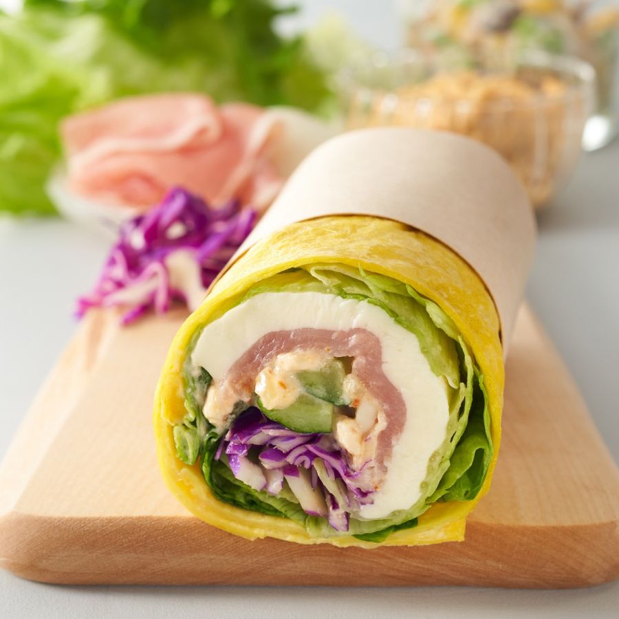 「生ハム＆モッツァレラチーズサラダラップ」501円（持ち帰り）、510円（店内利用）