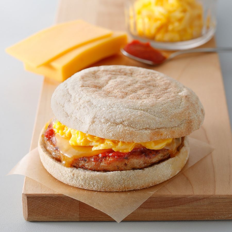 「あらびきソーセージ＆スクランブルエッグイングリッシュマフィン」412円（持ち帰り）、420円（店内利用）