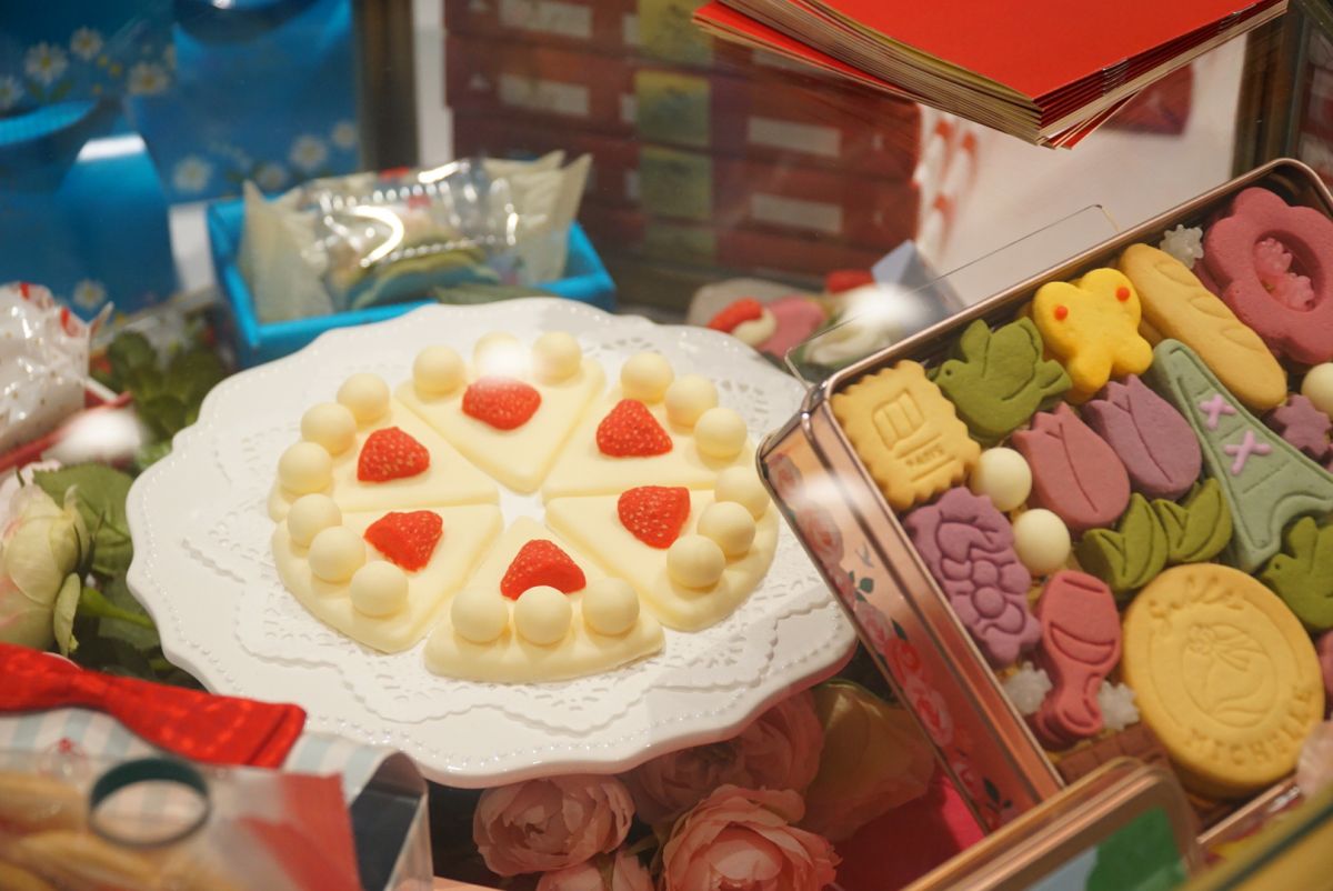 写真奥は「ケーキサブレ ケーキサブレ缶ホワイト」2916円