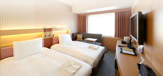 ロングソファーと独立バスルームでくつろげる「ロングソファーツイン」