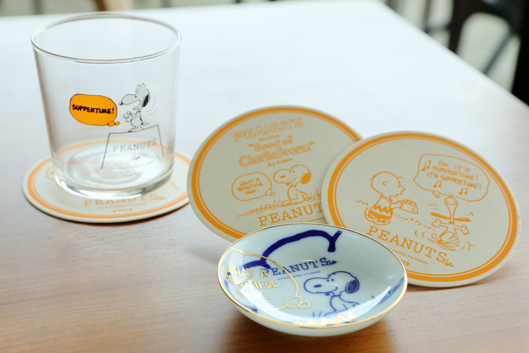 左からPEANUTS Cafe グラスウェア ショートグラス SUPPERTIME1320 円、ミニプレート AI“SORA”2640 円。（共に大阪限定）