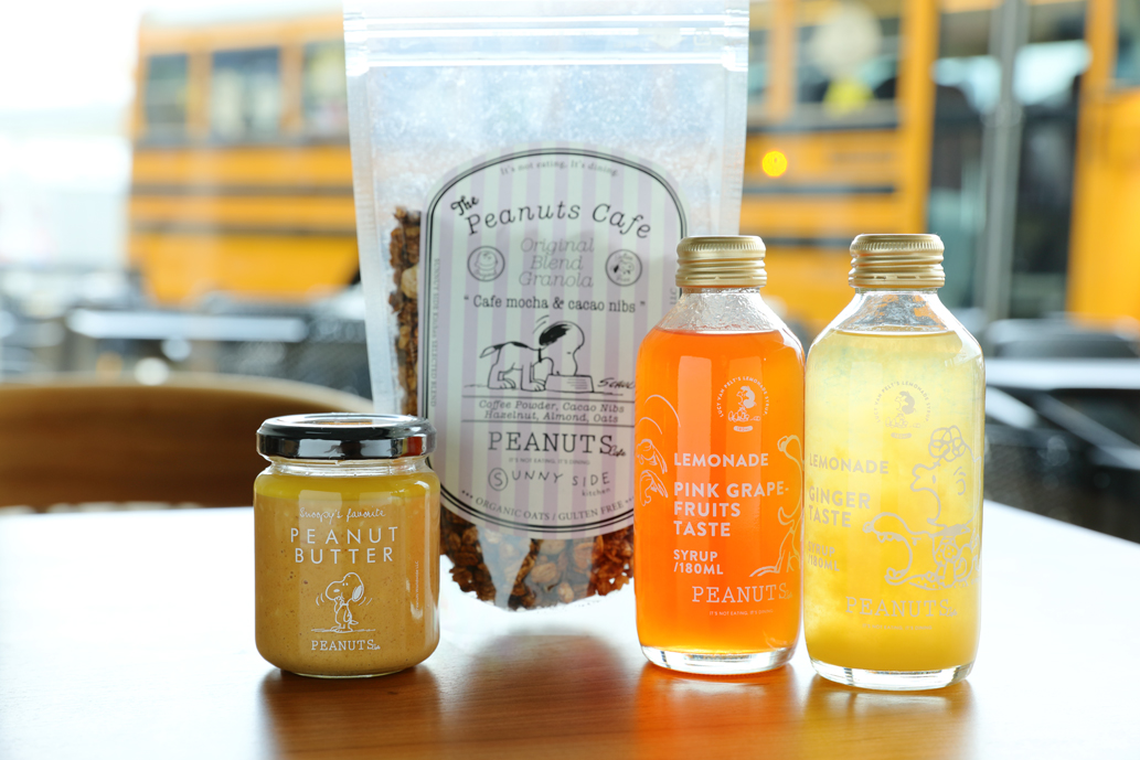 左からピーナッツバター1300円、有機オーツ麦のオリジナルグラノーラＭ1620円、PEANUTS Cafe ホームメイドレモネードシロップ（ピンクグレープフルーツ、ジンジャー）各1400円