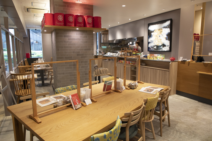 大阪・梅田の新着スパイスカレー!違う香りが次々楽しめる本格紅茶も評判の「WOCCA ROCCA curry and…」へ