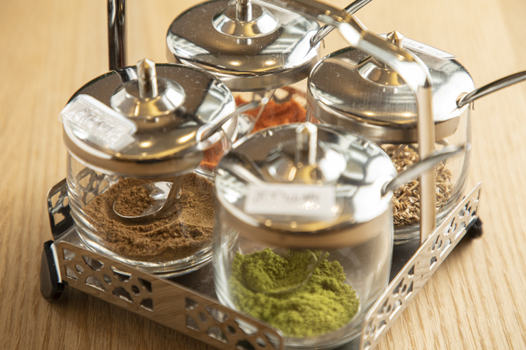 大阪・梅田の新着スパイスカレー!違う香りが次々楽しめる本格紅茶も評判の「WOCCA ROCCA curry and…」へ