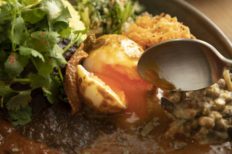 大阪・梅田の新着スパイスカレー!違う香りが次々楽しめる本格紅茶も評判の「WOCCA ROCCA curry and…」へ