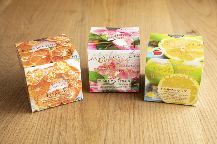 大阪・梅田の新着スパイスカレー！違う香りが次々楽しめる本格紅茶も評判の「WOCCA ROCCA curry and…」へ