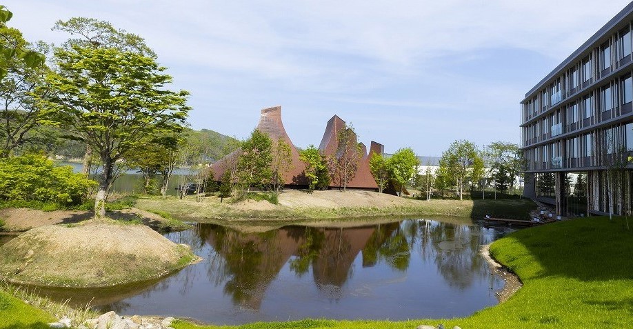 宿泊棟と温泉棟の外観