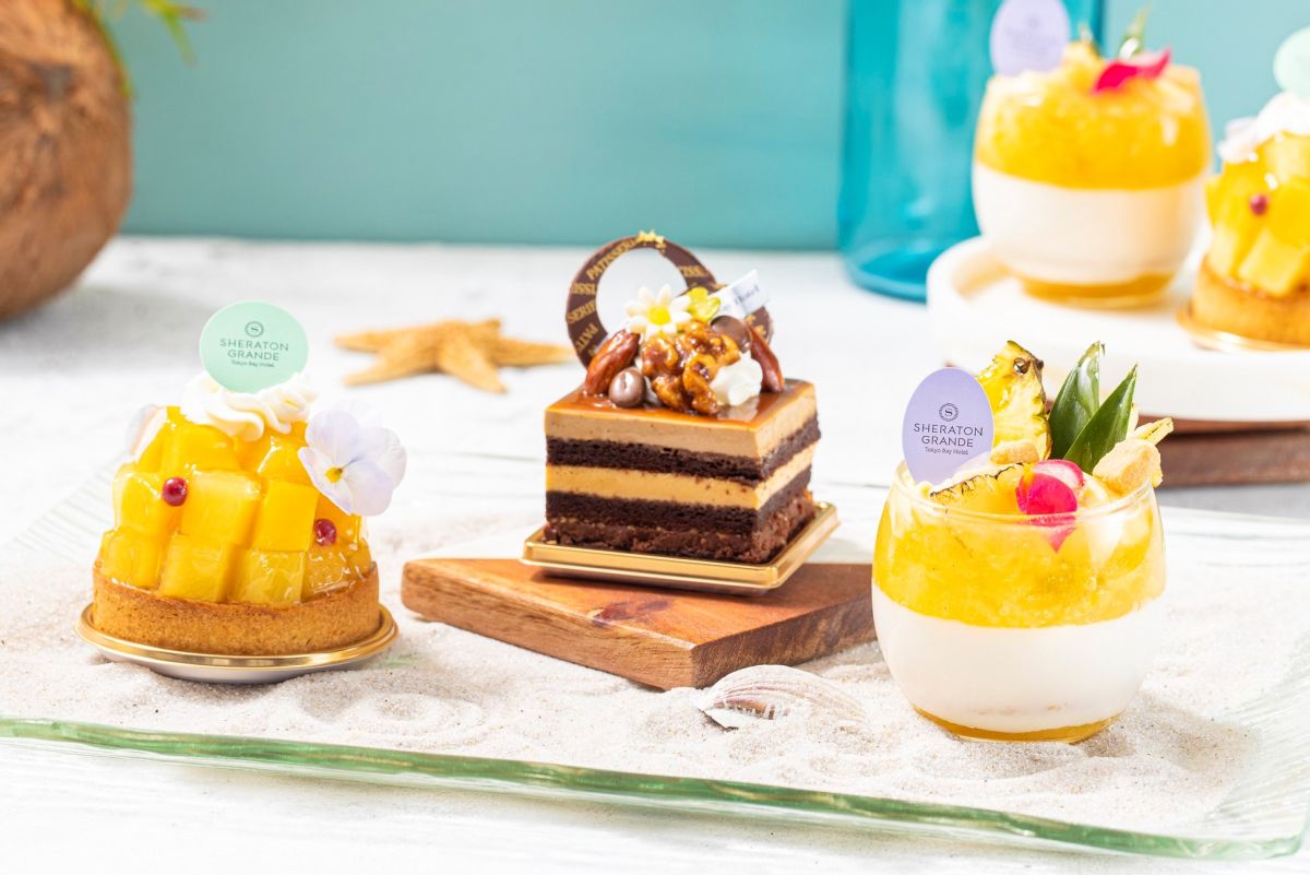 写真左から「マンゴーとパイナップルのクラフティ」、「コナコーヒーとキャラメルナッツのムース」、「ピニャコラーダのヴェリーヌ」各900円