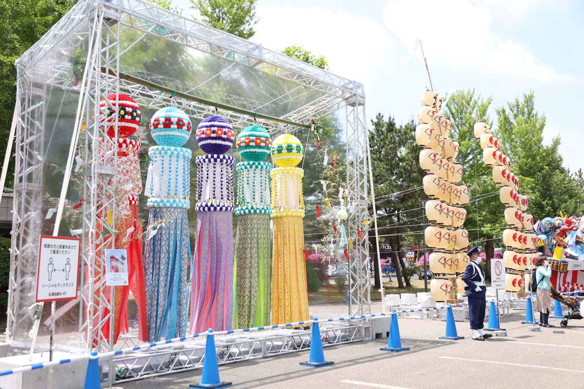 パレードに参加する青森ねぶた、秋田竿燈、仙台七夕、福島わらじを展示している