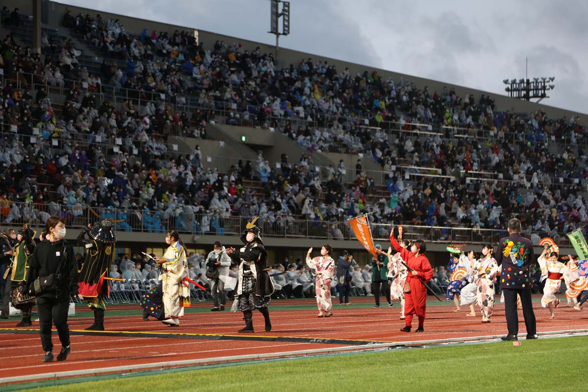 仙台すずめ踊りと先頭を歩く伊達武将隊