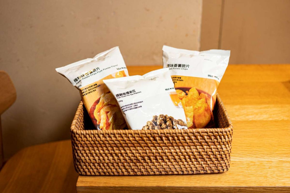 「鐵觀音爆米花」NT$49(中央)。