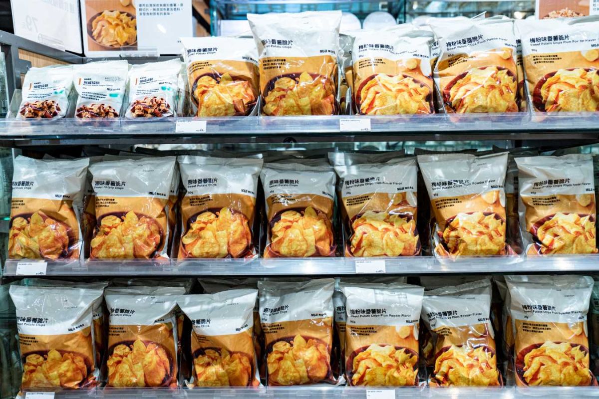 「梅粉味番薯脆片」NT$49(右)。梅パウダーなしの「原味番薯脆片」NT$49(左)も。