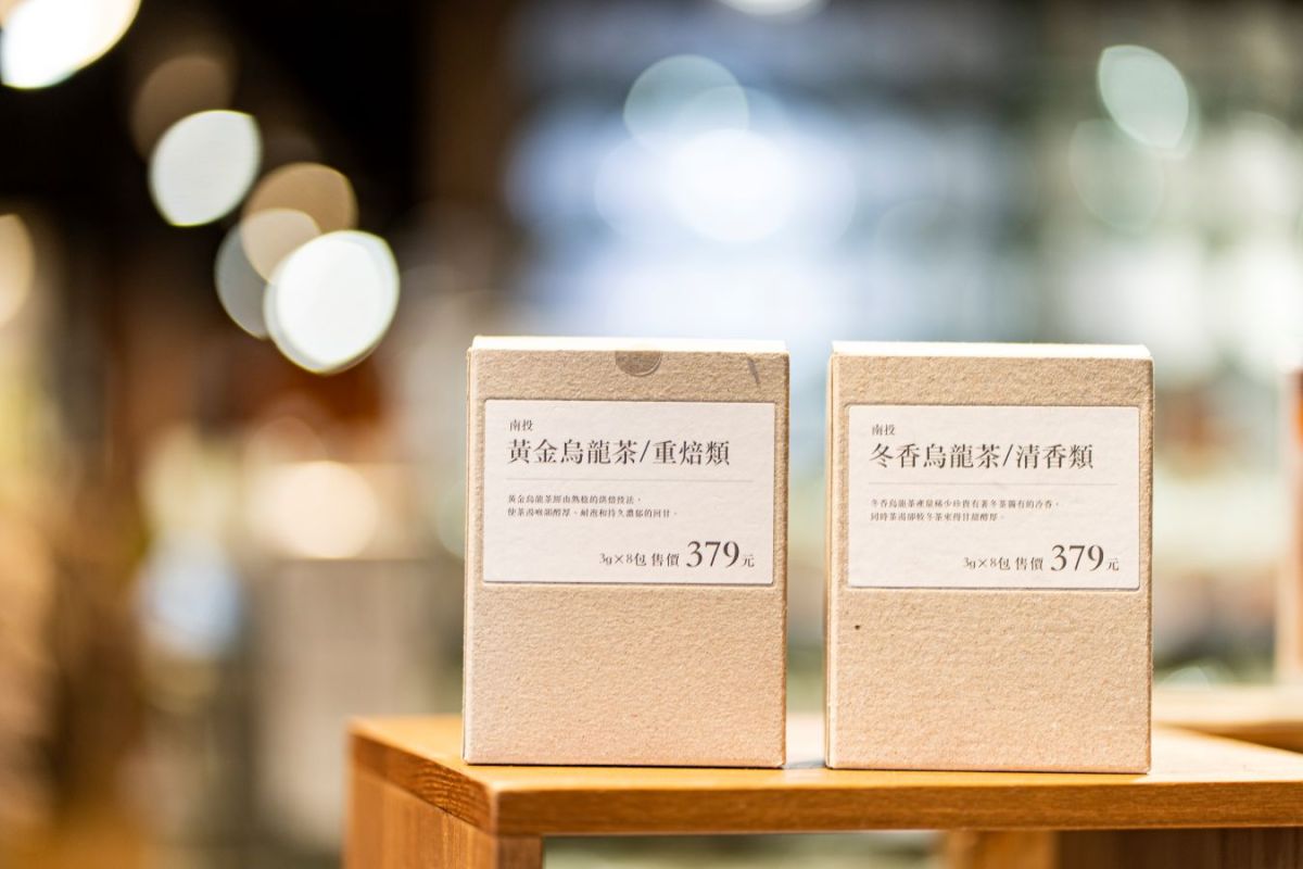 黃金烏龍茶/重焙類(左)、冬香烏龍茶/清香類(右)は各NT$379/8入。