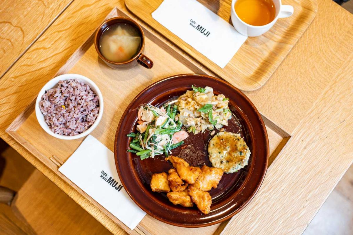 選べる4品デリセットは［お好みのコールドデリ・ホットデリ各2種］＋［白米または十六穀米］＋［味噌汁］がついてNT$270(十六穀米はNT$290)と坪林蜜香紅茶(H)NT$90。