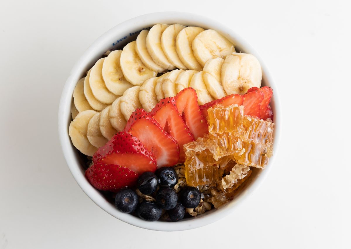 「ブルーハワイ・クラシック・アサイボウル」$14.95（ラージサイズ）、ハニーコムトッピング（プラス$3）