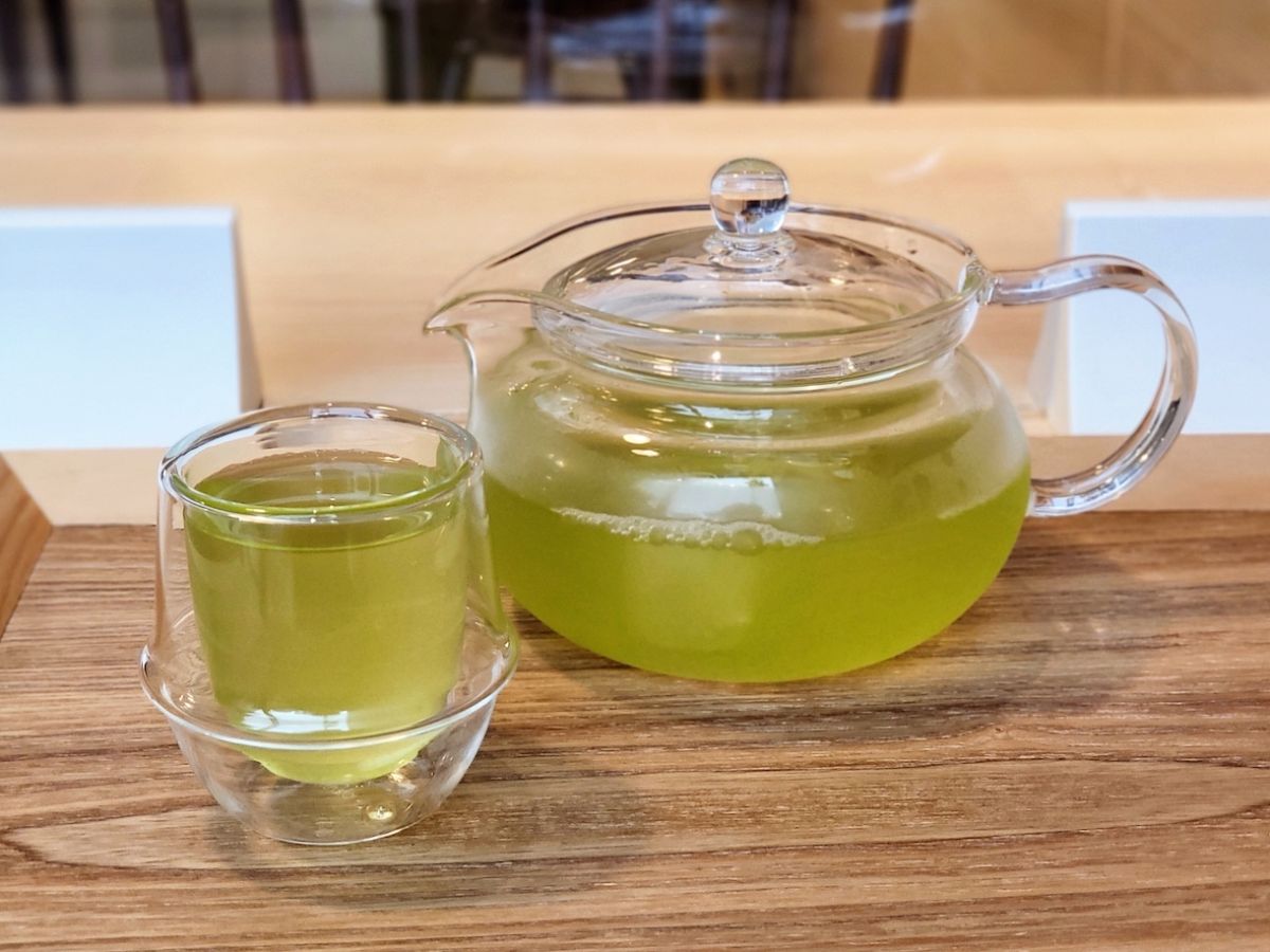 「深蒸し煎茶 六煎茶」700円（スイーツメニューとセットで100円引き）