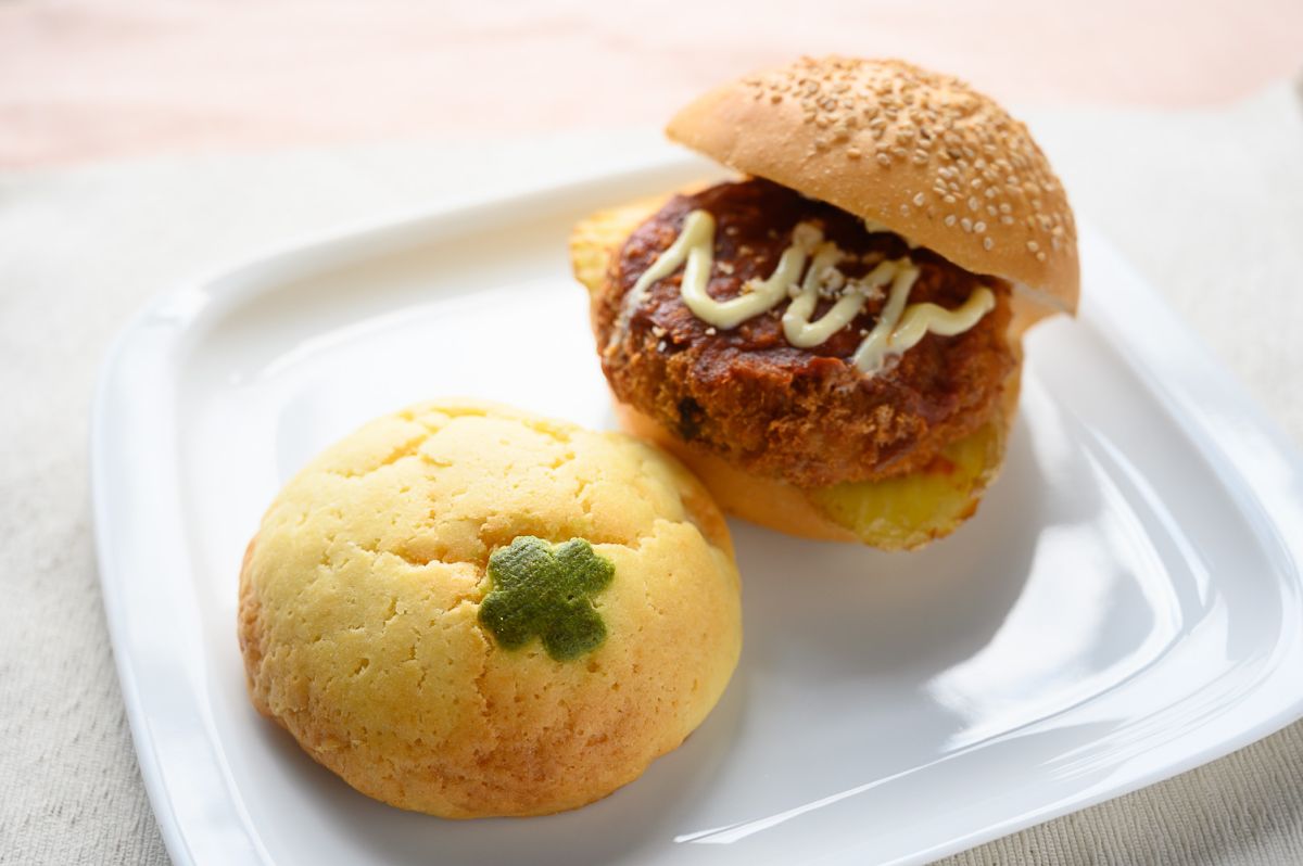 オトプケ牛っと!カツバーガー、よつ葉メロンパン