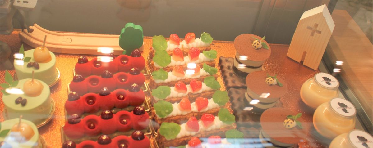 左から、みたらし抹茶（650円）、朱夏（しゅか／650円）、いちごのミルフィーユ（630円）、ヘーゼルナッツ＆ティラミス（600円）、ぷりん（390円）