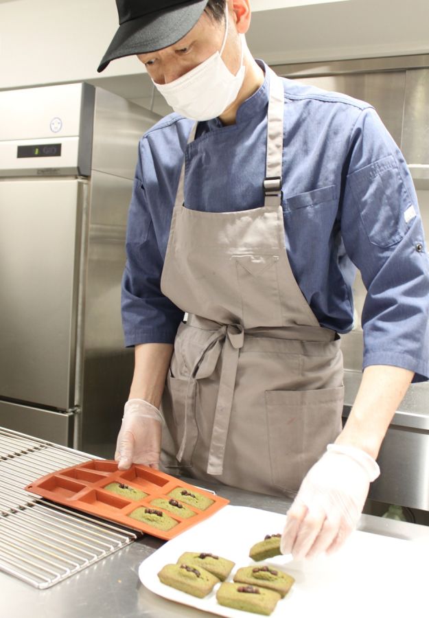 洋菓子コンテストで受賞歴をもつ、パティシェの三軒家氏