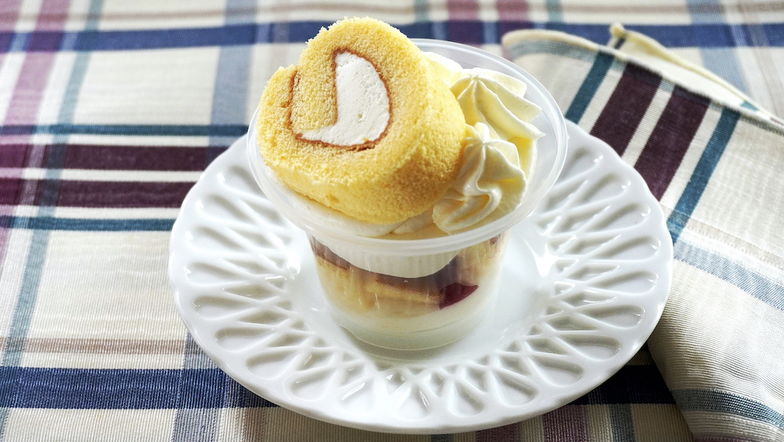 ローソンから、あの「プレミアムロールケーキ」をのせたパフェが新登場！