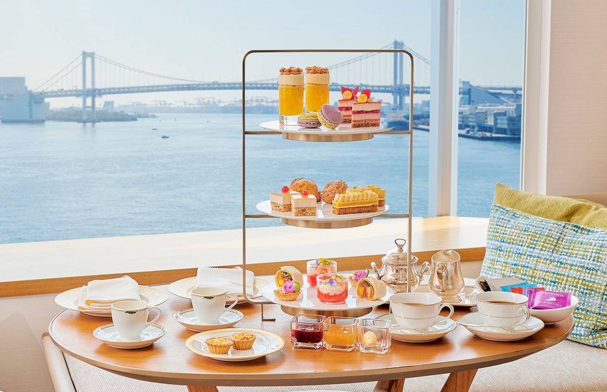 客室で目の前に広がる水辺の風景を楽しみながら、優雅にアフタヌーンティーを堪能