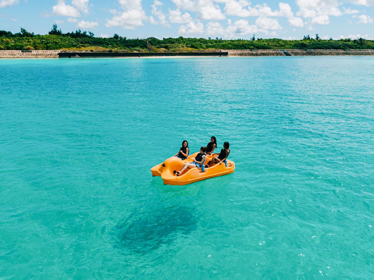 目がさめるようなエメラルドブルーの与那覇前浜