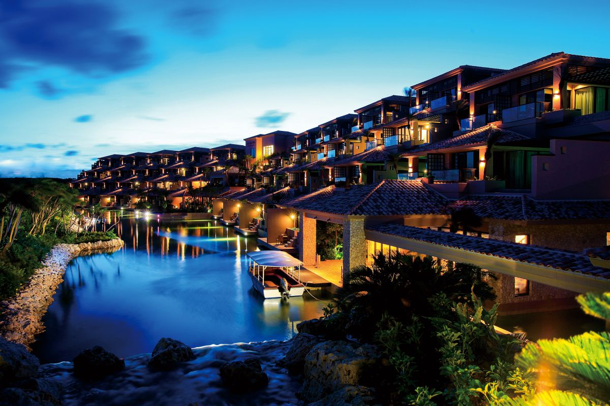 敷地内は南国ムードたっぷりで夕景も美しい