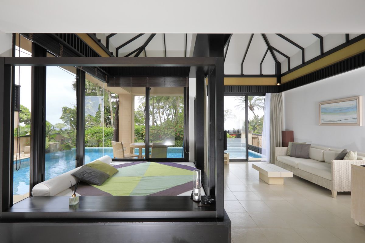 リビングにはデイベッドや大きなソファーを完備