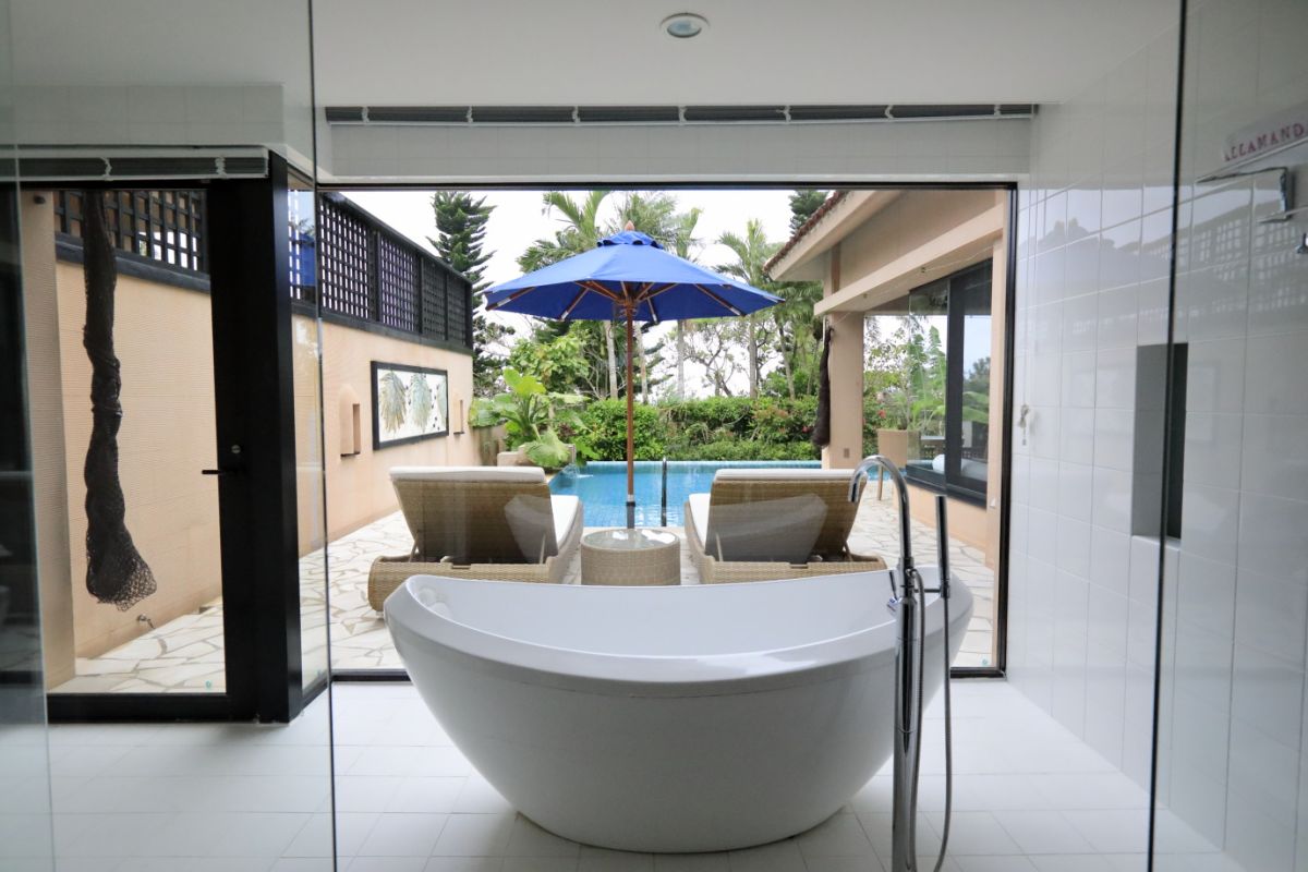 バスルームからもプール越しに海を遠望できます