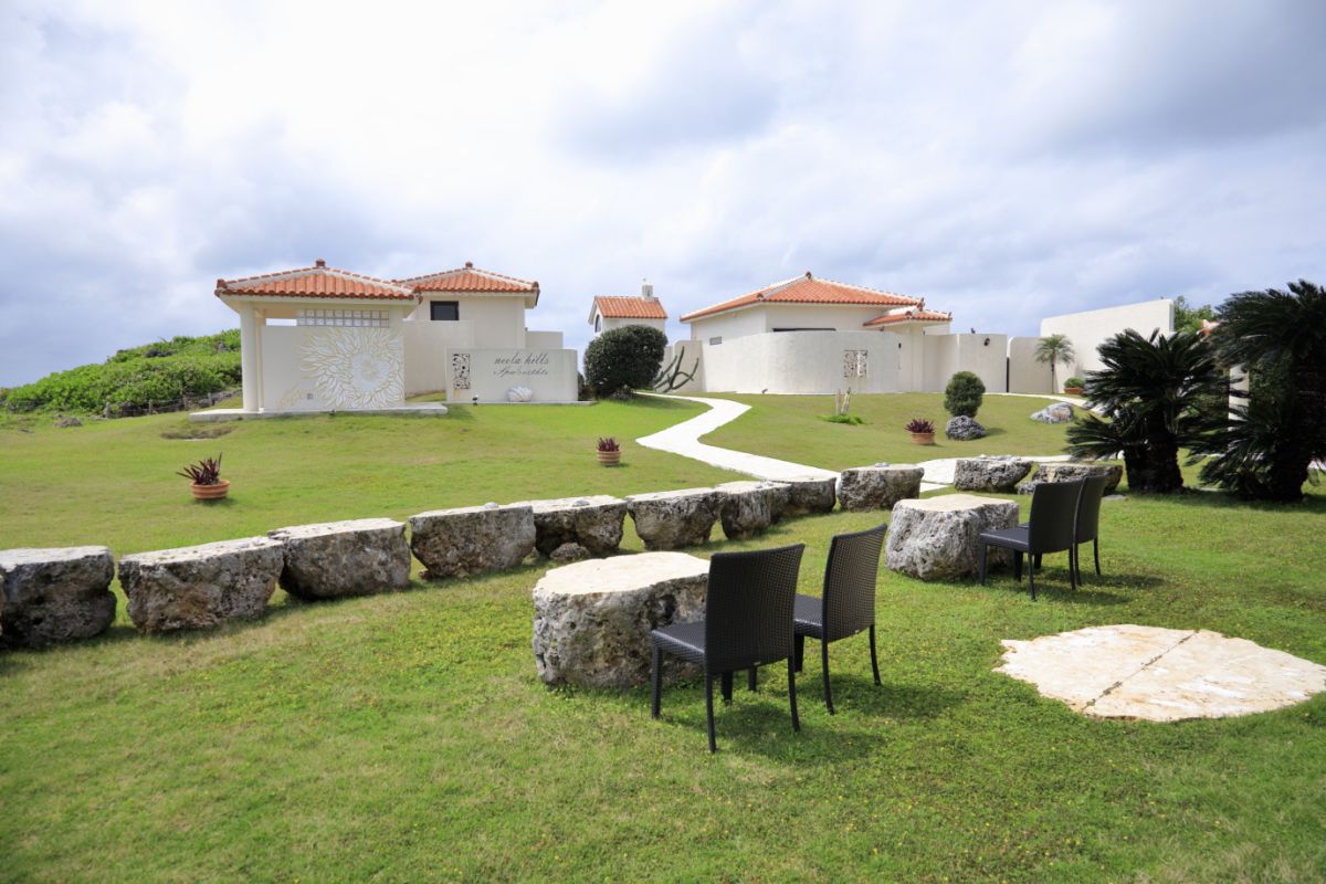 フロント棟のガーデンからサンセットスイートのヴィラを望む