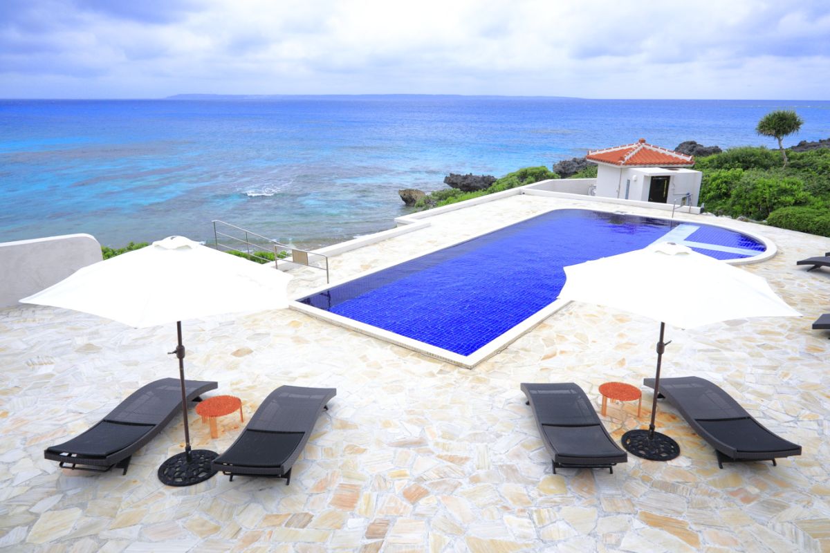 プールサイドには大きなパラソルを完備