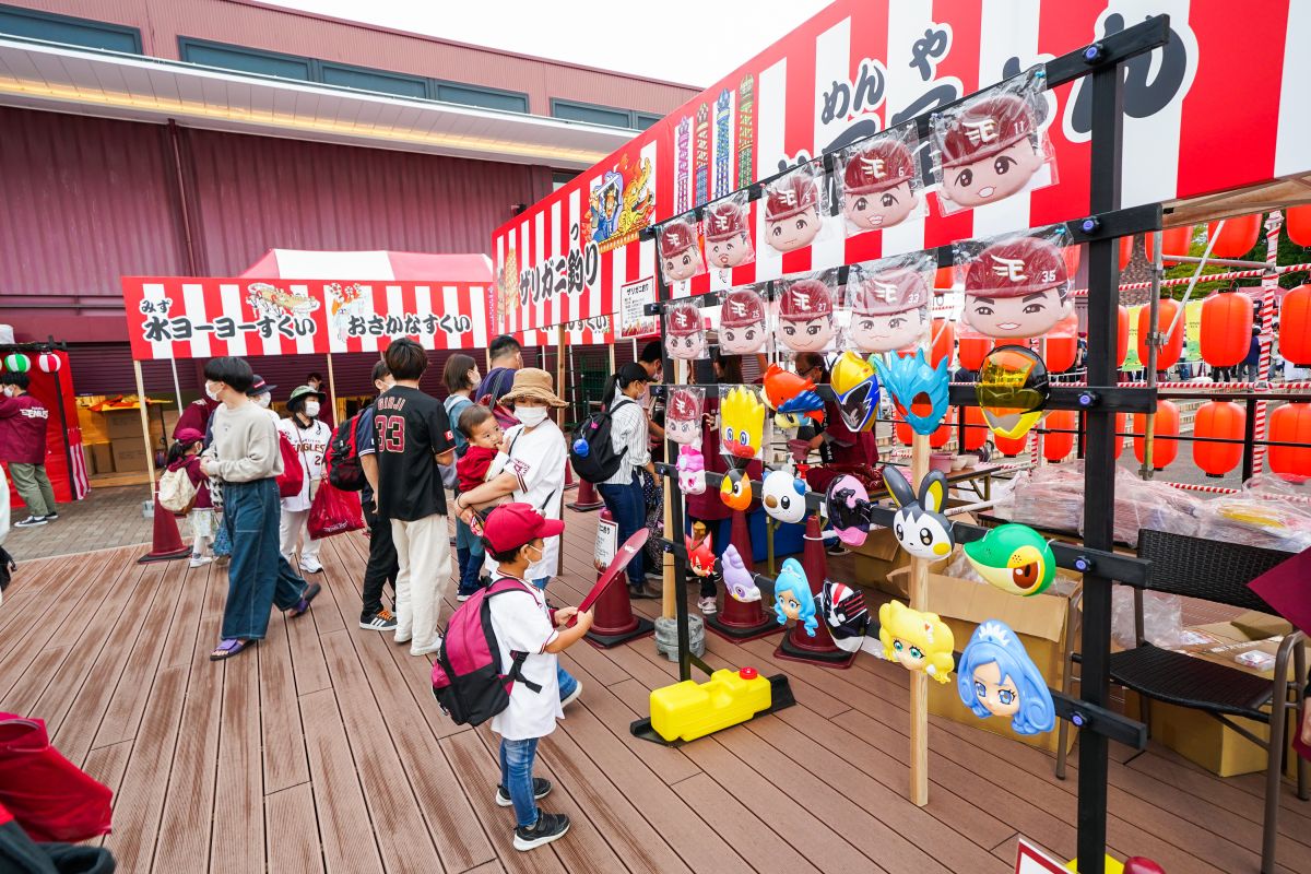 金魚すくいや射的など縁日も開催される