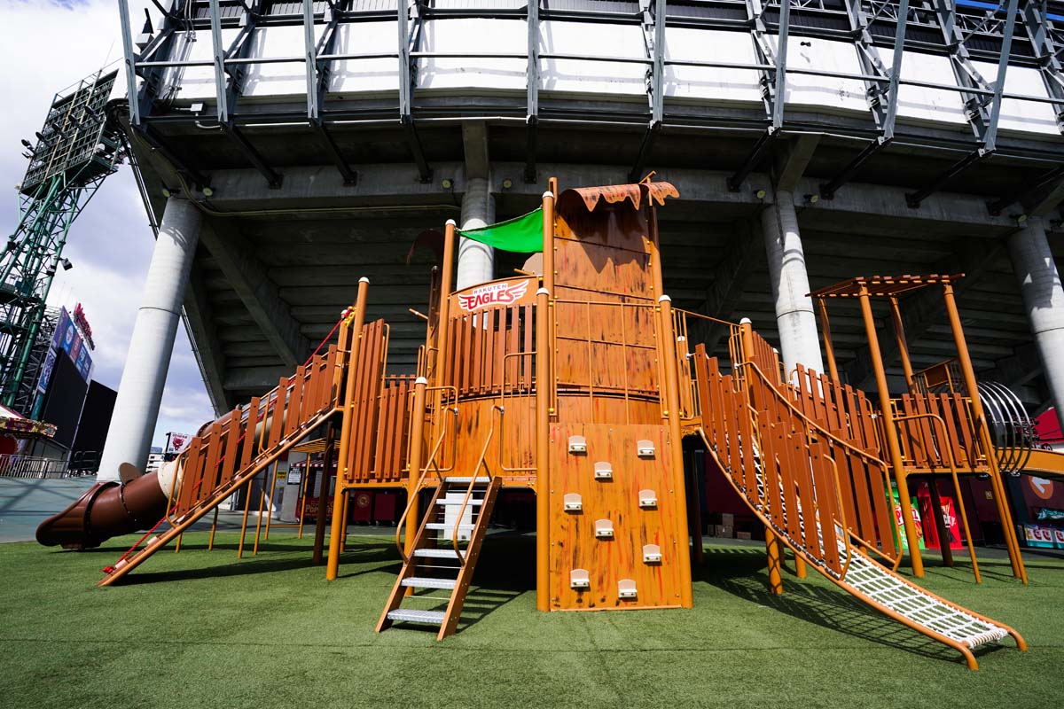 滑り台などで遊べる「スマイルグリコアスレチック」