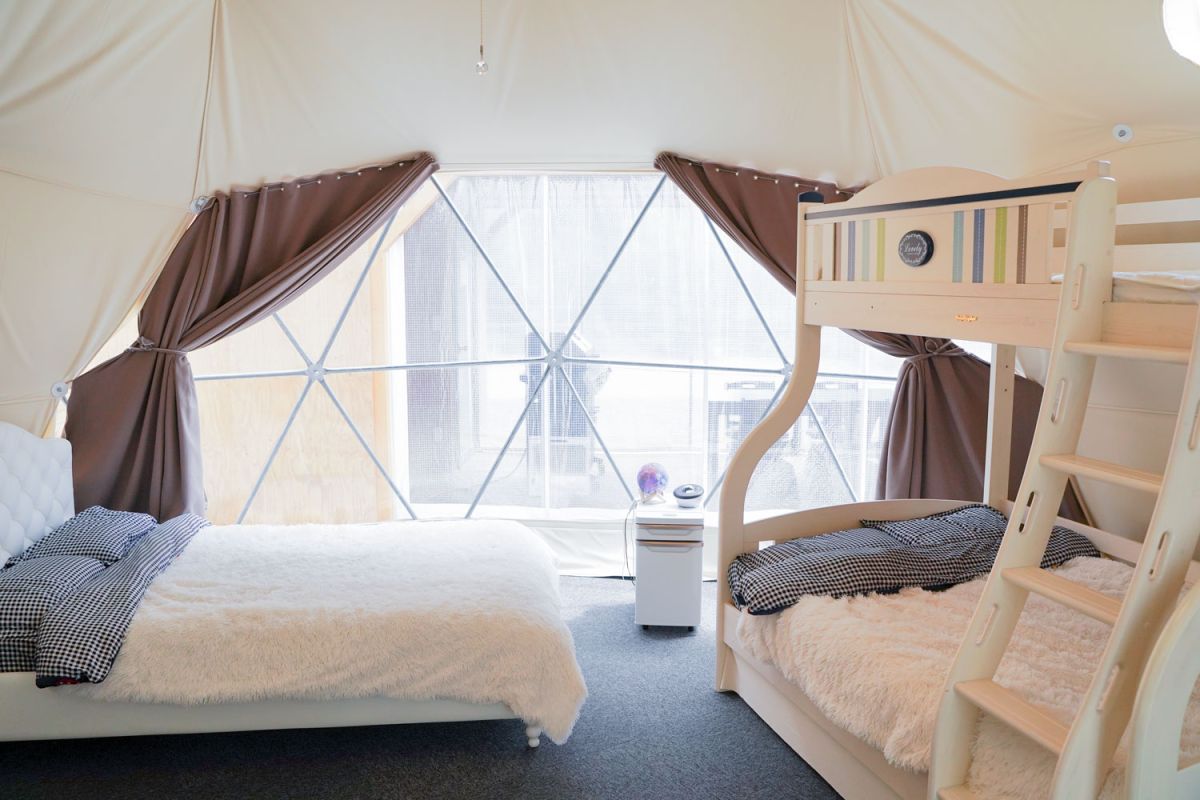 セミダブルベッド1台、2段ベッド1台、セミダブルのエアーベット1台のデラックスドーム