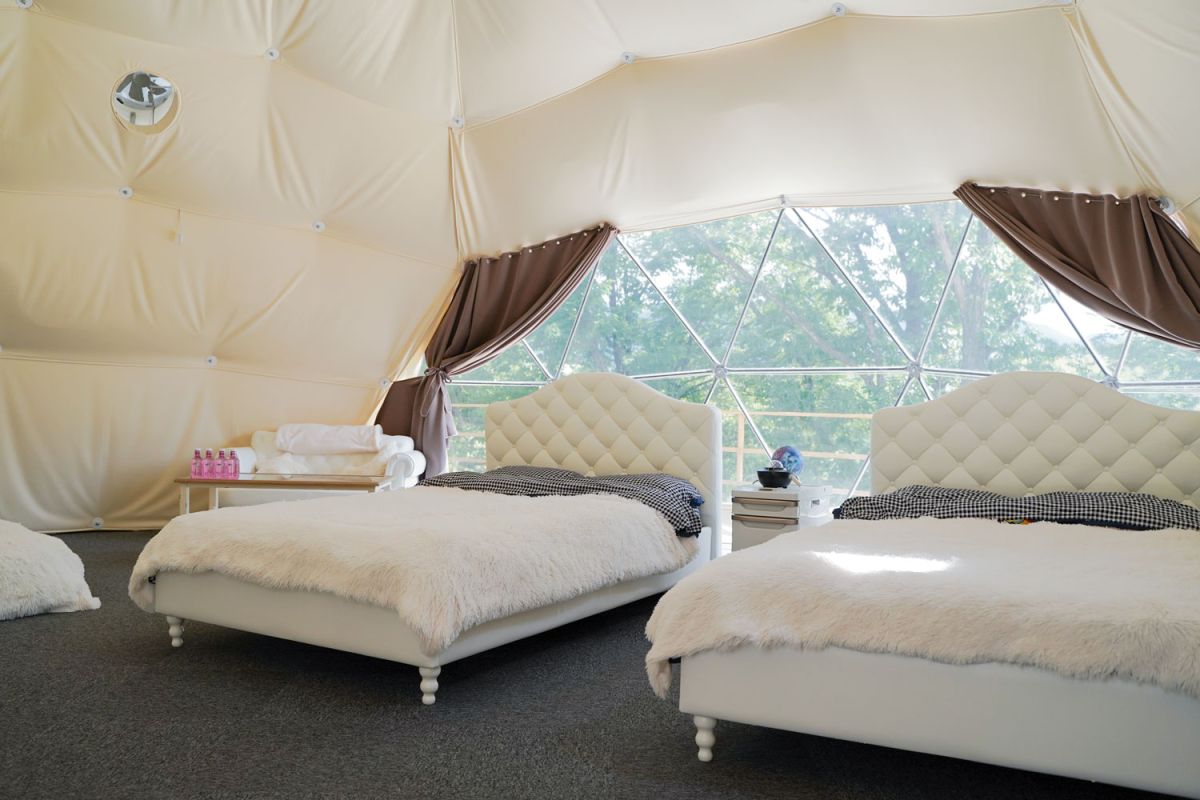 セミダブルベッド2台、セミダブルのエアーベッド3台のエグゼクティブドーム