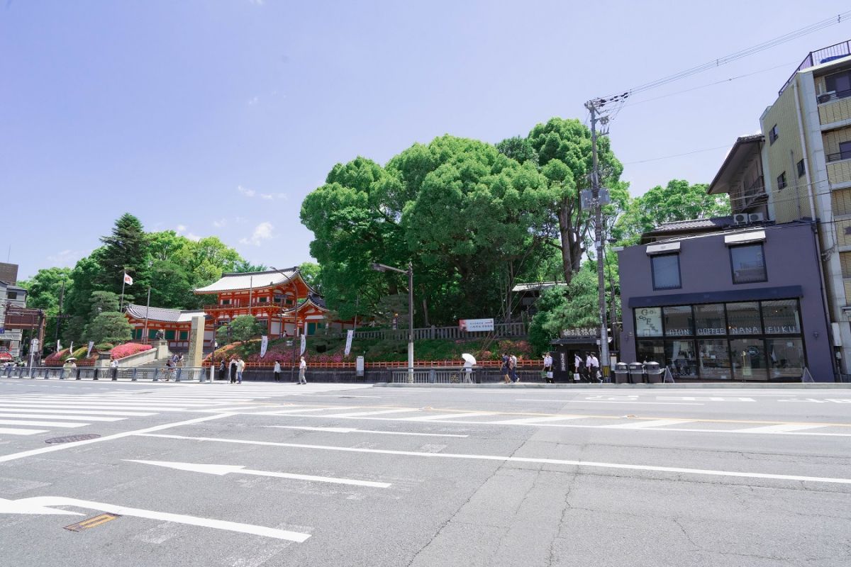 八坂神社から店舗まで約50mという抜群の立地！