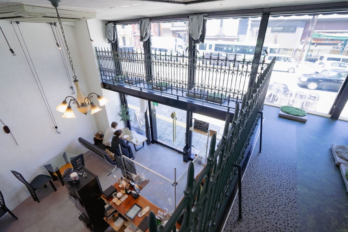 吹き抜け構造。2階は回廊式に