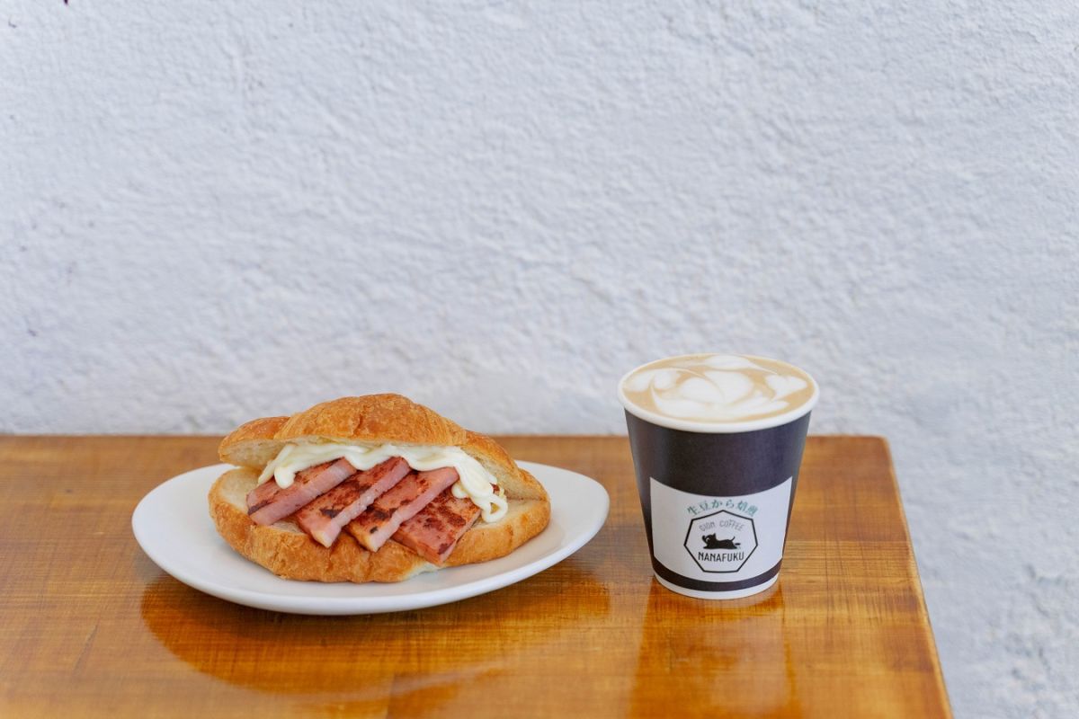 「クロワッサンサンド」 418円、「カフェラテ（ショート）」495円