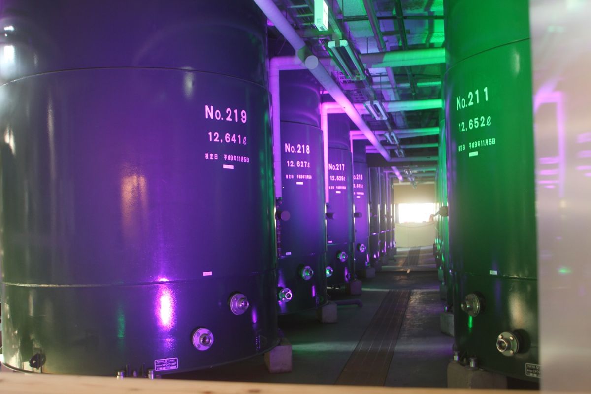 お店の奥にはカラフルにライトアップされた貯蔵タンクも