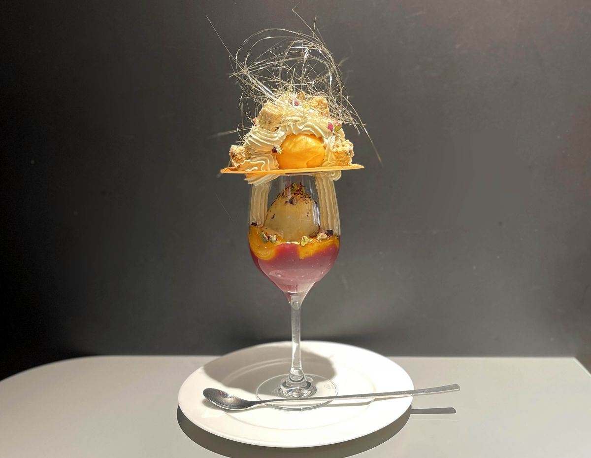 ピスタチオとあんずのパフェ 1590円 ※微量のアルコールを含む