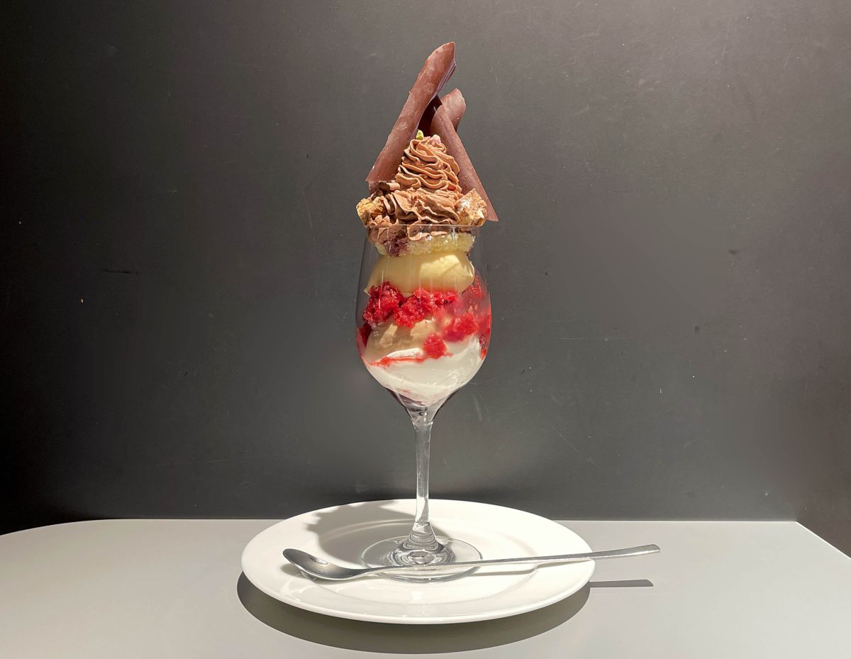 虎ノ門限定のチョコパフェ 1590円 ※微量のアルコールを含む