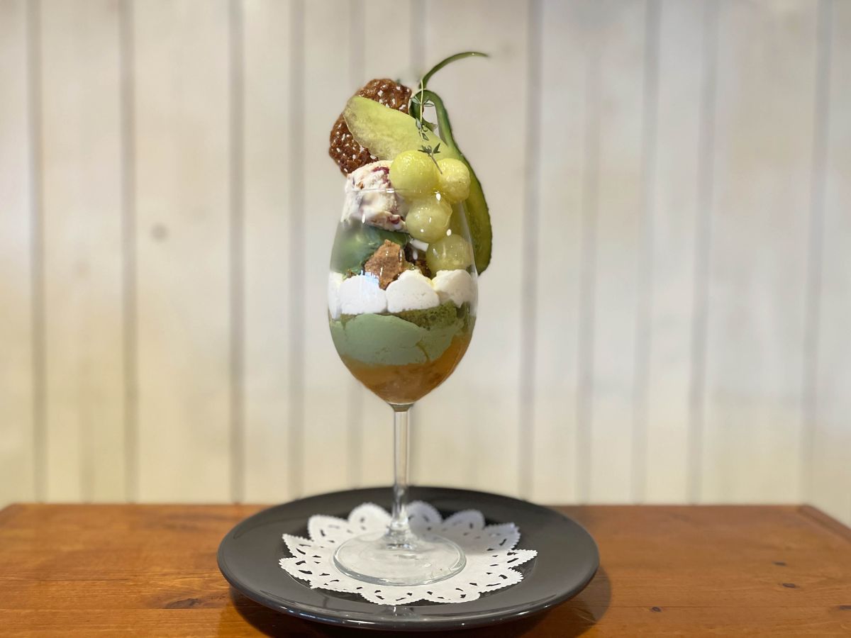 完熟メロンと厳選抹茶のパルフェ“しもきた茶苑 大山の抹茶使用” 2200円 ※仕入れ状況により、赤肉メロンになる可能性あり