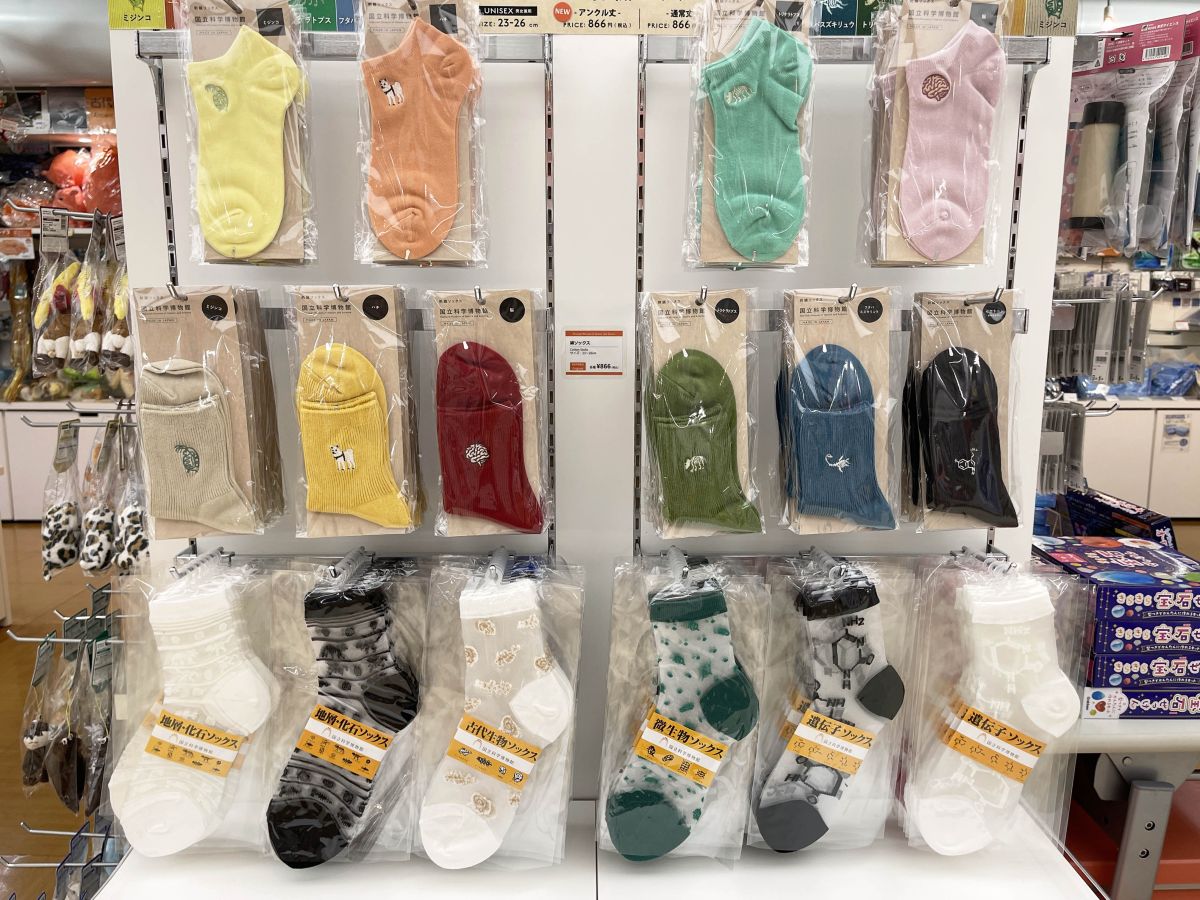 オリジナル刺繍ソックス アンクル丈（上）通常丈（中）、綿ソックス 各886円