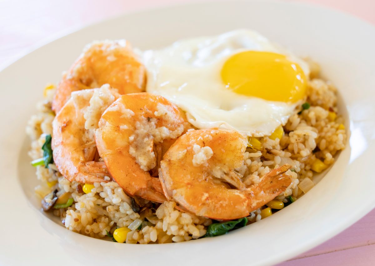 「モーリーズ・フライドライス」$12、目玉焼き（プラス$1.50）、ガーリックシュリンプ6ピース（プラス$5.50）