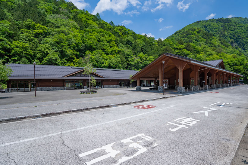 さわんどバスターミナルでは、出発前に軽食や飲み物も購入可能。散策の準備を万端にして、いざ上高地へ