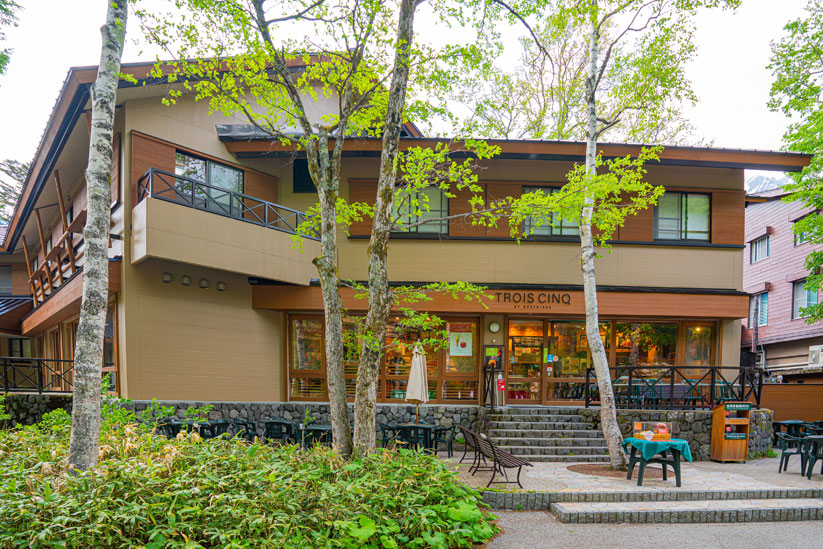 宿泊施設「THE PARKLODGE 上高地」の1階にあるカフェ
