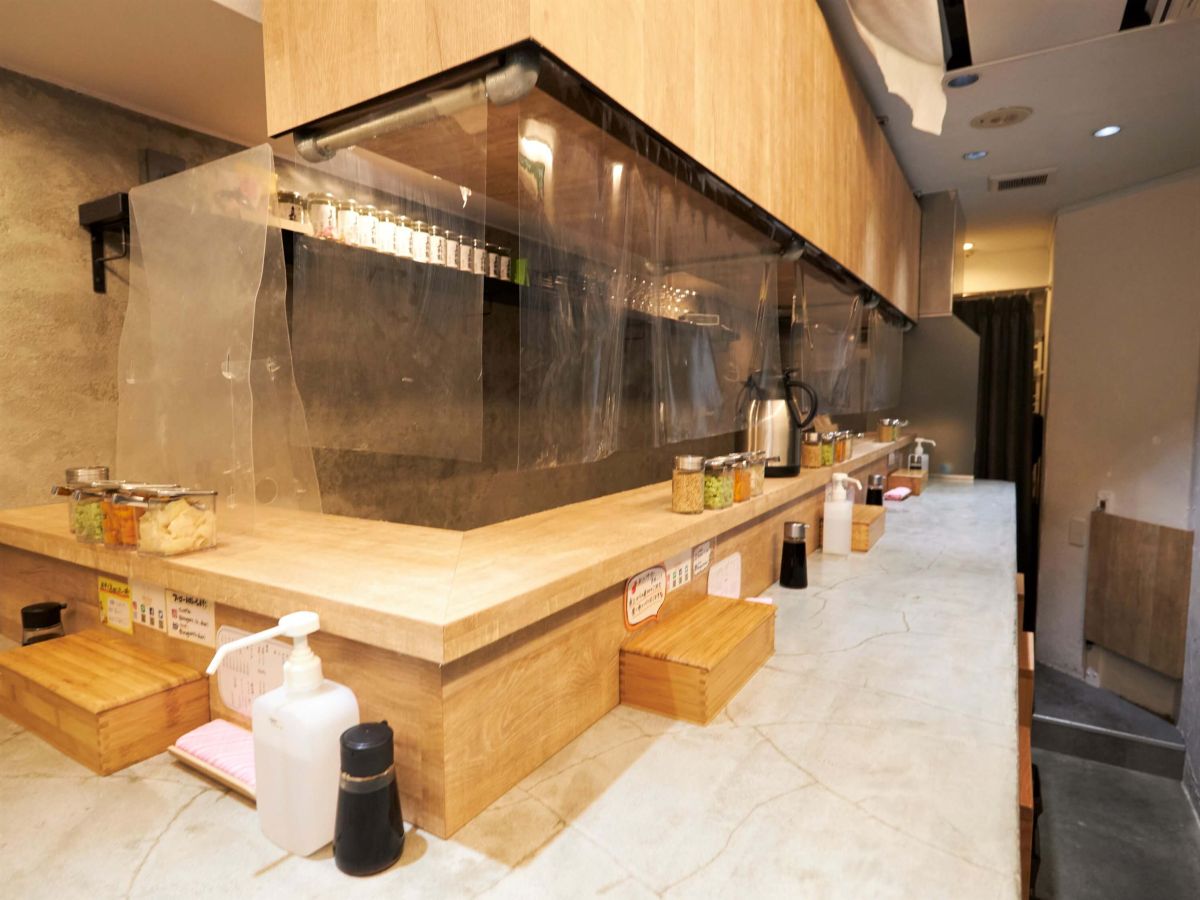 店内はカウンター席のみのシンプルなスタイル。カウンターに置かれたワサビやガリなどの薬味はお好みでどうぞ!