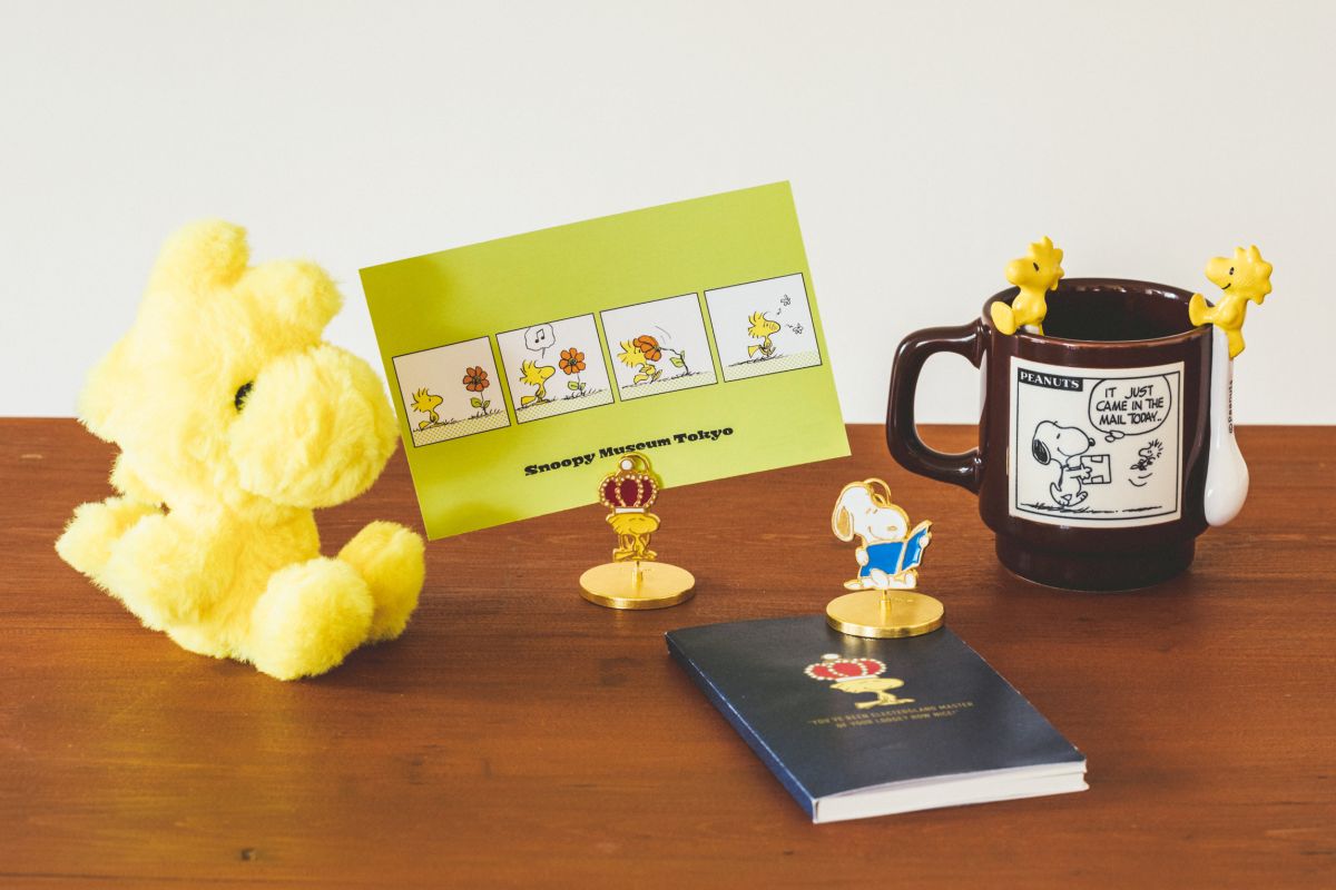 （左から）ぬいぐるみスタンダードWS（S）2200円、カラーポストカード（花とWS）220円、クリップカードスタンド（SN、WS） 各990円、メモ（ウッドストック）385円、マグカップ（チョコレート色）1870円、陶器スプーン（スマイル、スリープ） 各1180円